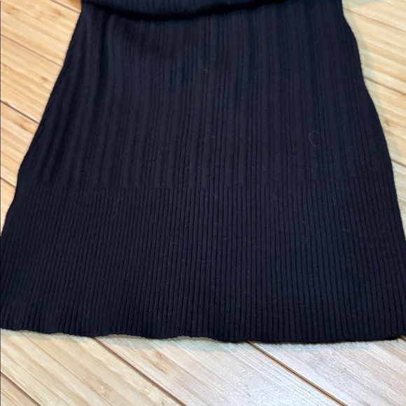 Black size M longline sweater. Button accents on sleeves. - Picture 8 of 10